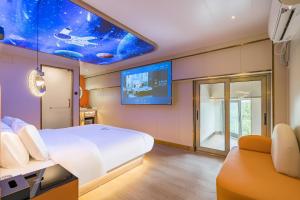 北京De quan Hotel Free breakfast and lunch are provided Coffee beverages andsnacks are available in the lobby Free access to the gym and laundry room Located in the city center, near Shifoying的一间配有大床和电视的酒店房间