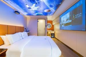 De quan Hotel Free breakfast and lunch are provided Coffee beverages andsnacks are available in the lobby Free access to the gym and laundry room Located in the city center, near Shifoying客房内的一张或多张床位