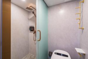 De quan Hotel Free breakfast and lunch are provided Coffee beverages andsnacks are available in the lobby Free access to the gym and laundry room Located in the city center, near Shifoying的一间浴室