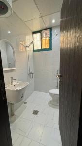 a bathroom with a sink and a toilet at الخالديه للشقق المخدومه in Al ‘Awālī +20 photos