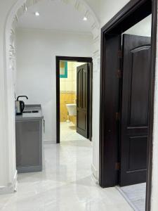 an open door in a room with a kitchen at الخالديه للشقق المخدومه in Al ‘Awālī