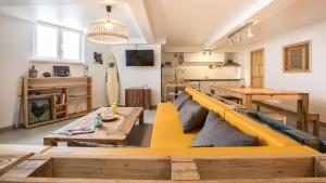 Kuchyň nebo kuchyňský kout v ubytování Alex Surf Hostel