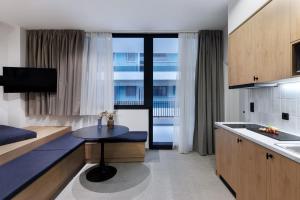 Una cocina o cocineta en MoRe by Zoia Living