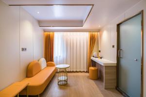 De quan Hotel Free breakfast and lunch are provided Coffee beverages andsnacks are available in the lobby Free access to the gym and laundry room Located in the city center, near Shifoying的休息区