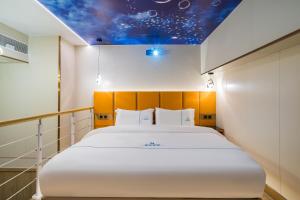 De quan Hotel Free breakfast and lunch are provided Coffee beverages andsnacks are available in the lobby Free access to the gym and laundry room Located in the city center, near Shifoying客房内的一张或多张床位