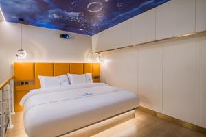 De quan Hotel Free breakfast and lunch are provided Coffee beverages andsnacks are available in the lobby Free access to the gym and laundry room Located in the city center, near Shifoying客房内的一张或多张床位