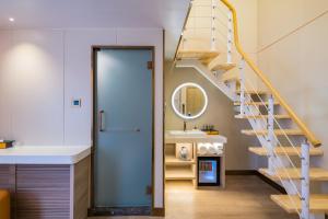 北京De quan Hotel Free breakfast and lunch are provided Coffee beverages andsnacks are available in the lobby Free access to the gym and laundry room Located in the city center, near Shifoying的一间带楼梯和盥洗盆的浴室