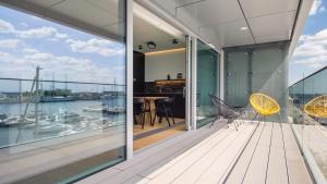 Balkón alebo terasa v ubytovaní Flatbook - Center Yacht Park Marina View