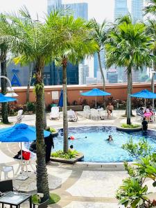 Bazén v ubytování RESORT SUITES AT BARJAYA TIMES SQUARE kL nebo v jeho okolí