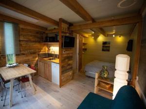 Η κουζίνα ή μικρή κουζίνα στο Charming Chalet in Sint Maartenszee