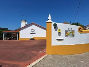 Afbeelding uit fotogalerij van Charming Villa in Igreja Nova do Sobral with Private Pool in Sobral