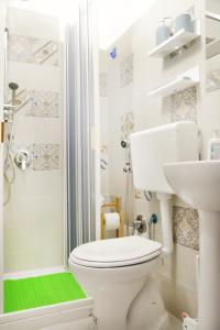 e bagno con servizi igienici bianchi e doccia. di Mama's home a Napoli
