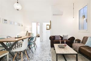 ein Wohnzimmer mit einem Sofa und einem Tisch in der Unterkunft Apartment in downtown Barcelona - Vintage in Barcelona