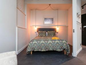 a bedroom with a large bed in a room at La Fantástica Pontedeume 1 in Puentedeume