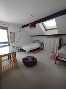 une chambre avec un lit, un bureau et une table dans l'établissement Grande maison familiale jusqu'à 14 personnes à Lans en Vercors, à Lans-en-Vercors