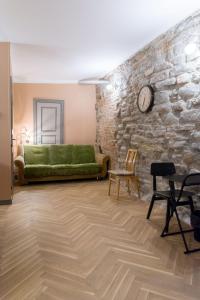 a living room with a green couch and a stone wall at Parlament in Tallinn