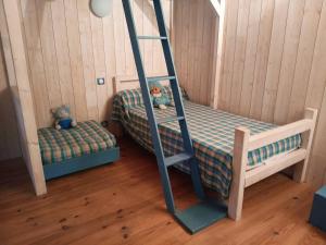 a bunk bed with a ladder in a room at Le Séchoir Aquitain, logement insolite in Dolmayrac