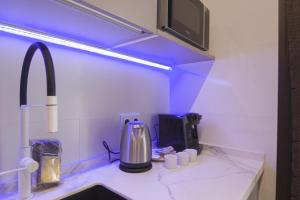 A kitchen or kitchenette at RentalSevilla Looks Pretty and modern