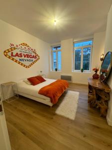 una camera da letto con un cartello Las Vegas sul muro di Le casino royal à proximité du port a Boulogne-sur-Mer
