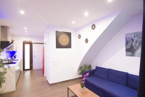 A kitchen or kitchenette at RentalSevilla Looks Pretty and modern