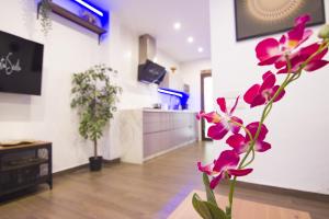 A television and/or entertainment centre at RentalSevilla Looks Pretty and modern