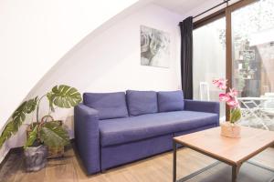 A seating area at RentalSevilla Looks Pretty and modern