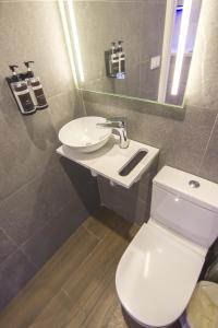 A bathroom at RentalSevilla Looks Pretty and modern