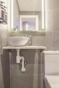 A bathroom at RentalSevilla Looks Pretty and modern