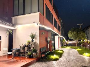 a building with a courtyard with a bench and plants at Shanghai Guiwu Village Near Disney Resort in Shanghai