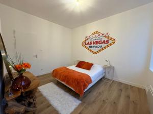 una camera da letto con un letto con un cartello sul muro di Le casino royal à proximité du port a Boulogne-sur-Mer Altre 2 foto