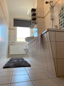 Bilik mandi di Viadrina Rooms & Apartments Frankfurt-Oder am Park im Zentrum +34 gambar