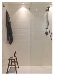 a shower stall with a stool in a bathroom at PLAISANCE Bouguenais - Appartement Nantes - PARKING GRATUIT in Bouguenais