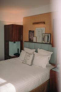 Letto o letti in una camera di Hotel Eiffel Blomet