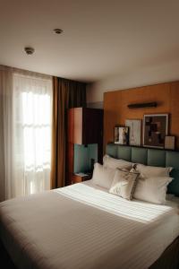 Letto o letti in una camera di Hotel Eiffel Blomet