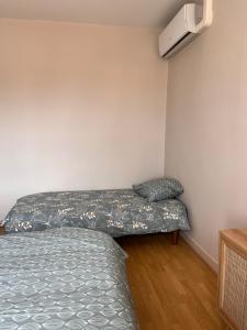 a small room with a bed and a bed at Évasion in Marmande