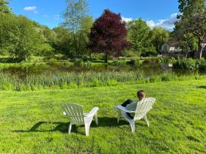 Taman di luar Les rives du Lay gîte Charette