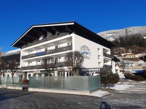 budynek z znakiem na boku w obiekcie Gasthof Venedigerblick w mieście Neukirchen am Großvenediger +29 zdjęć