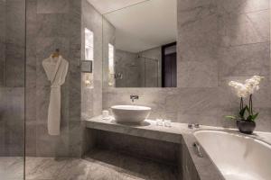 ห้องน้ำของ Anantara The Marker Dublin- A Leading Hotel of the World