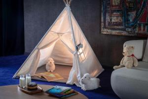 เตียงในห้องที่ Anantara The Marker Dublin- A Leading Hotel of the World