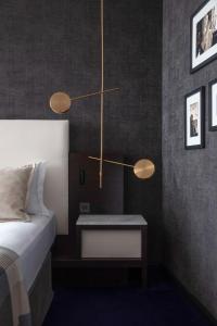 เตียงในห้องที่ Anantara The Marker Dublin- A Leading Hotel of the World