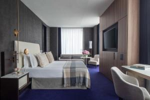 โทรทัศน์และ/หรือระบบความบันเทิงของ Anantara The Marker Dublin- A Leading Hotel of the World