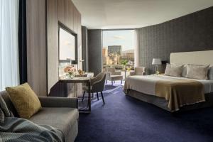 เตียงในห้องที่ Anantara The Marker Dublin- A Leading Hotel of the World