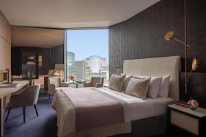 เตียงในห้องที่ Anantara The Marker Dublin- A Leading Hotel of the World