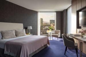 เตียงในห้องที่ Anantara The Marker Dublin- A Leading Hotel of the World