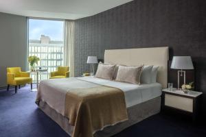 เตียงในห้องที่ Anantara The Marker Dublin- A Leading Hotel of the World