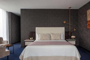 เตียงในห้องที่ Anantara The Marker Dublin- A Leading Hotel of the World