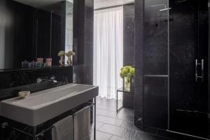 ห้องน้ำของ Anantara The Marker Dublin- A Leading Hotel of the World