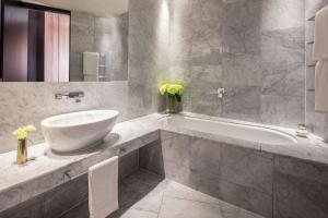 Bathroom sa Anantara The Marker Dublin- A Leading Hotel of the World