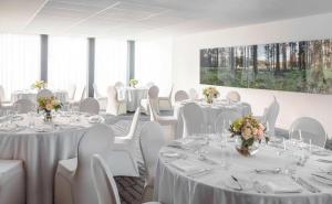 ห้องอาหารหรือที่รับประทานอาหารของ Anantara The Marker Dublin- A Leading Hotel of the World