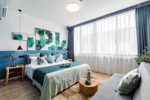 a bedroom with a bed and a couch at Shanghai Guiwu Village Near Disney Resort in Shanghai +30 photos